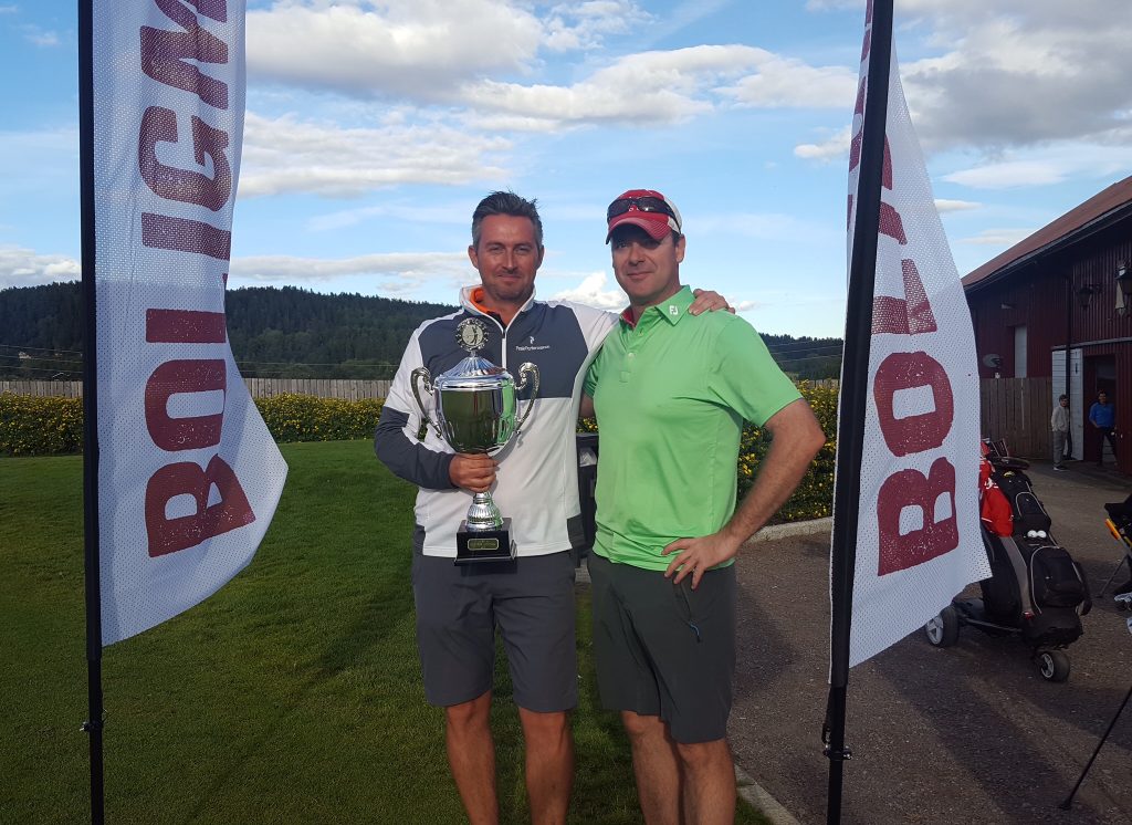 Det var Ross Robertson fra Fjordkraft som vant turneringen, her sammen med prosjektleder Rudi Rørstad fra Boligmessen.