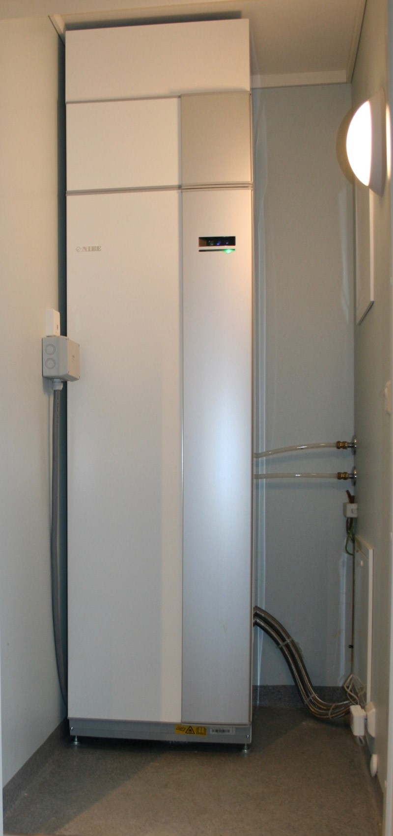 Kompakt løsning med 3-i-1: Varmer huset (gulvvarme eller radiatorer), tappevann og til-lufta i ventilasjonsanlegget.