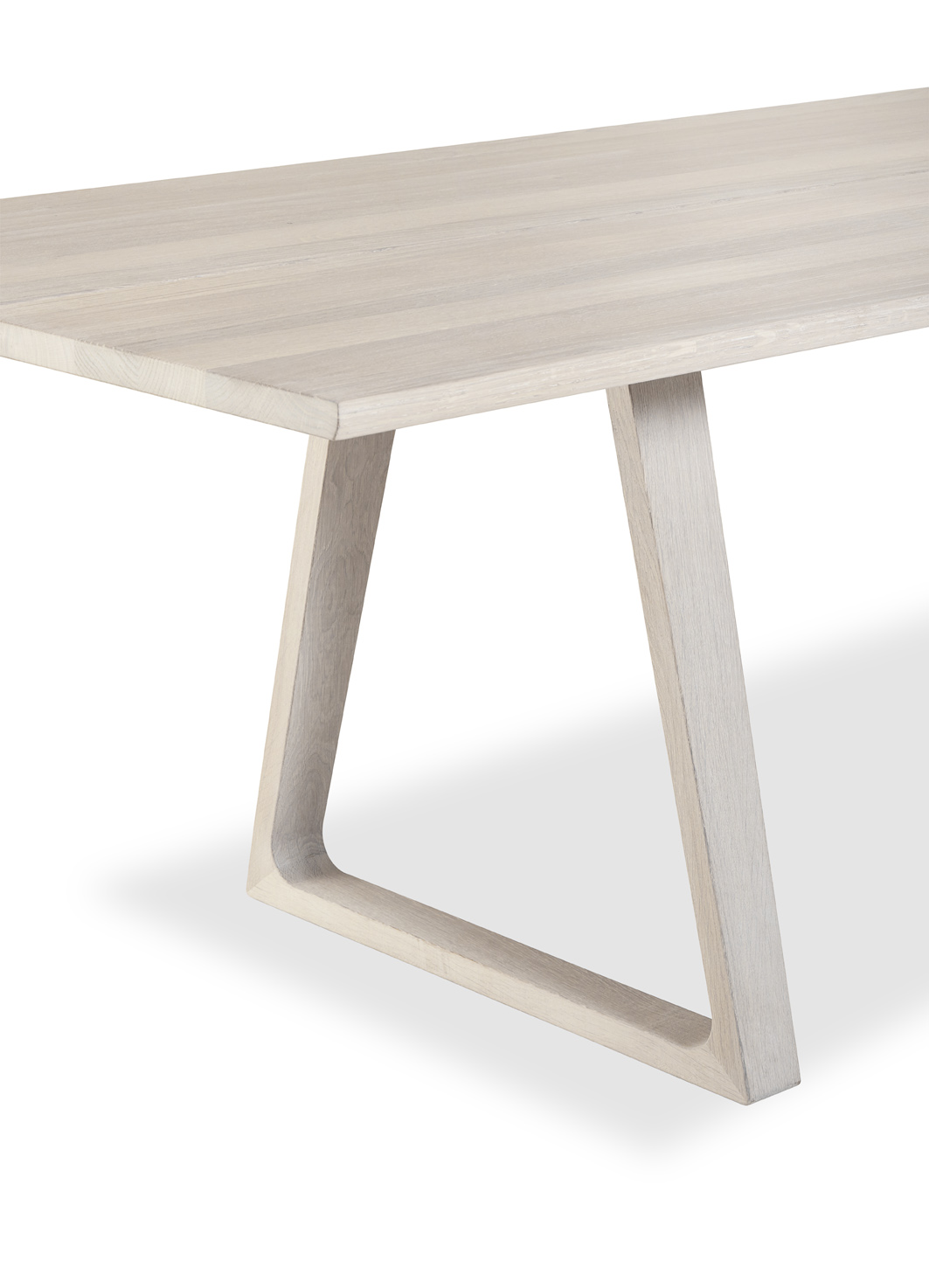 - Skovbys plankebord #106 består av to solide planker med plass til 8 – 10 personer, og plankene bæres av to trapesformede rammer som gir bordet et visuelt rolig, men også spenstig uttrykk, sier produsenten i en beskrivelse av bordet.