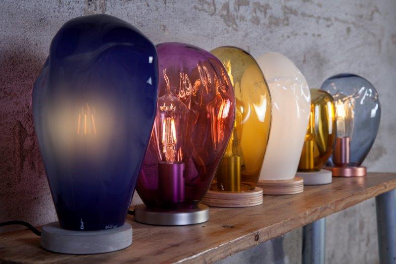 Designer og glassblåser Charlotte Lemaire var inspirert av det typisk norske begrepet «koselig» da hun skapte lampen "Kos".