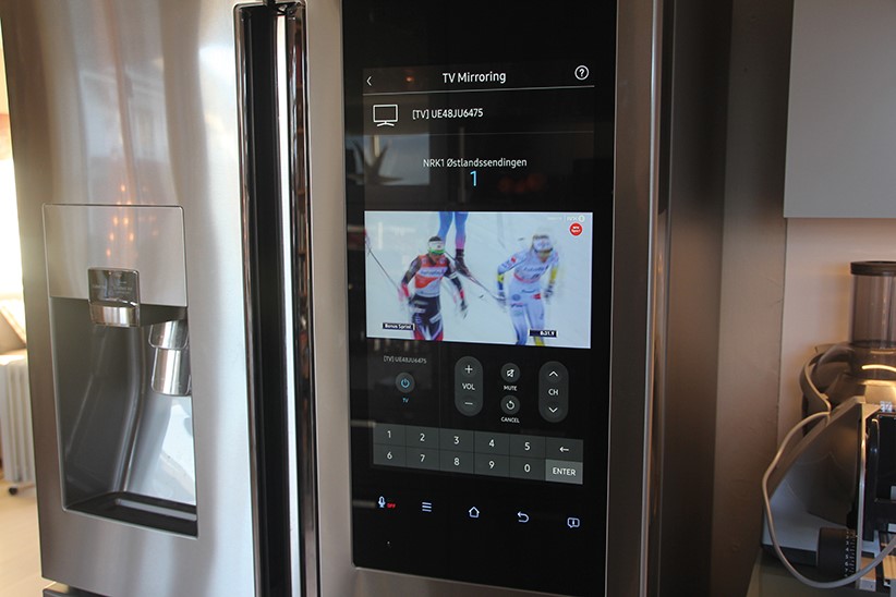 Med "TV Mirroring" sendes TV-bildet direkte fra en Samsung-TV til kjøleskapet.